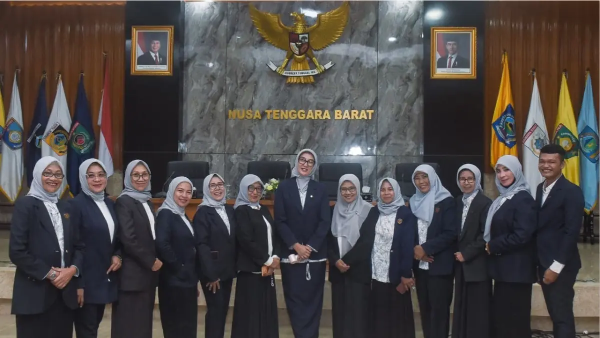 YKI: Ketua YKI NTB Sinta Agathia (tengah) saat mengikuti pelantikan di Gedung Sangkareang, Kantor Gubernur NTB, Jumat (17/4). (DISKOMINFOTIK NTB/LOMBOK POST)