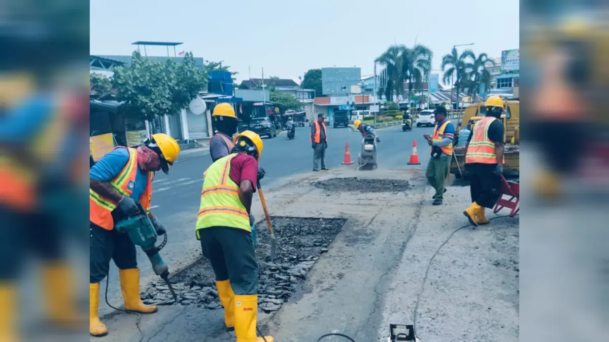 AKSES MASYARAKAT: Pekerja melakukan perbaikan jalan, untuk memperlancar akses transportasi dan mendukung aktivitas masyarakat sehari-hari. (IST/LOMBOK POST)