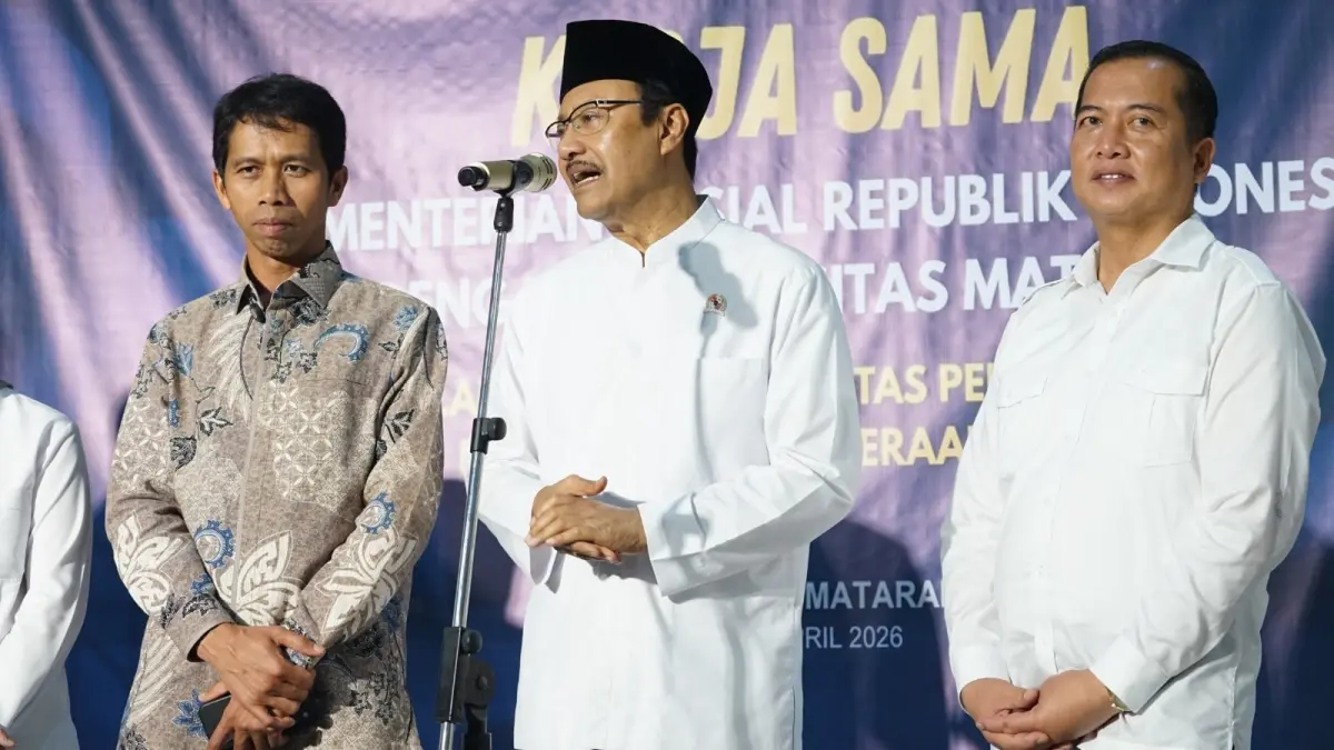 PERKUAT PEMBERDAYAAN: Mensos Saifullah Yusuf (tengah) didampingi Gubernur NTB Lalu Muhamad Iqbal dan Rektor Unram Prof Sukardi mendorong pemberdayaan sosial di NTB menuju kemandirian ekonomi masyarakat di Auditorium M. Yusuf Abu Bakar Unram, Kamis (16/4).

