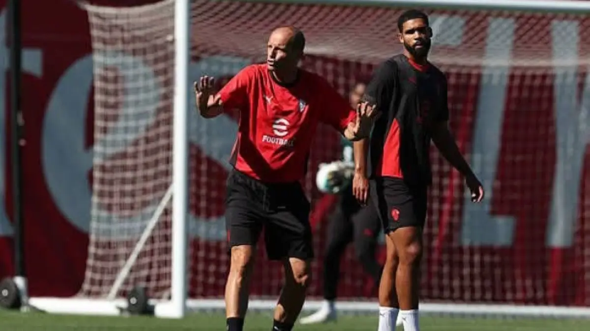 Pelatih AC Milan Massimiliano Allegri dan gelandang Ruben Loftus-Cheek dalam sesi latihan klub. (Istimewa) 