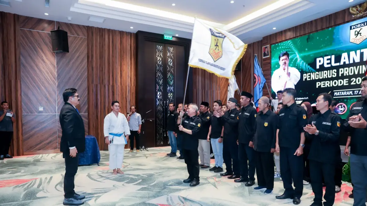 Pengurus FORKI NTB foto bersama usai pelantikan di Ballroom Hotel Lombok Astoria, Jumat (17/4). (IST/LOMBOK POST)
