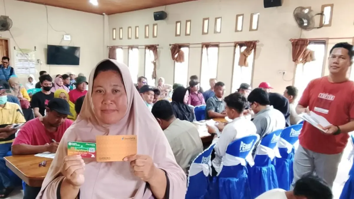 SUDAH DINIKMATI: Salah seorang warga menunjukan kartu KSB Maju yang diterimanya. (DOK PROKOPIM SETDA KSB)