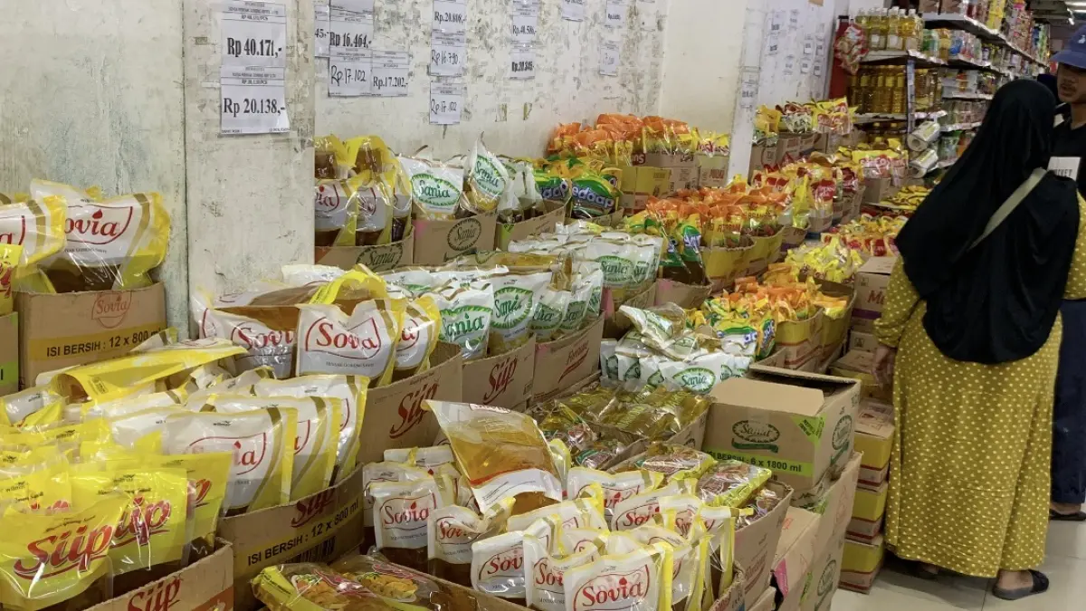 BAHAN POKOK: Stok minyak goreng kemasan salah satu ritel modern di Kota Mataram, beberapa waktu lalu. 