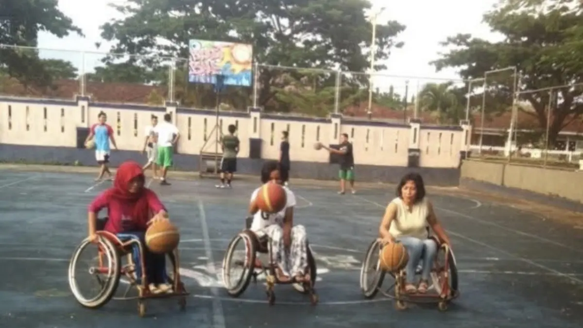 BERPRESTASI: Karniasih dan tim saat latihan basket beberapa tahun silam. 