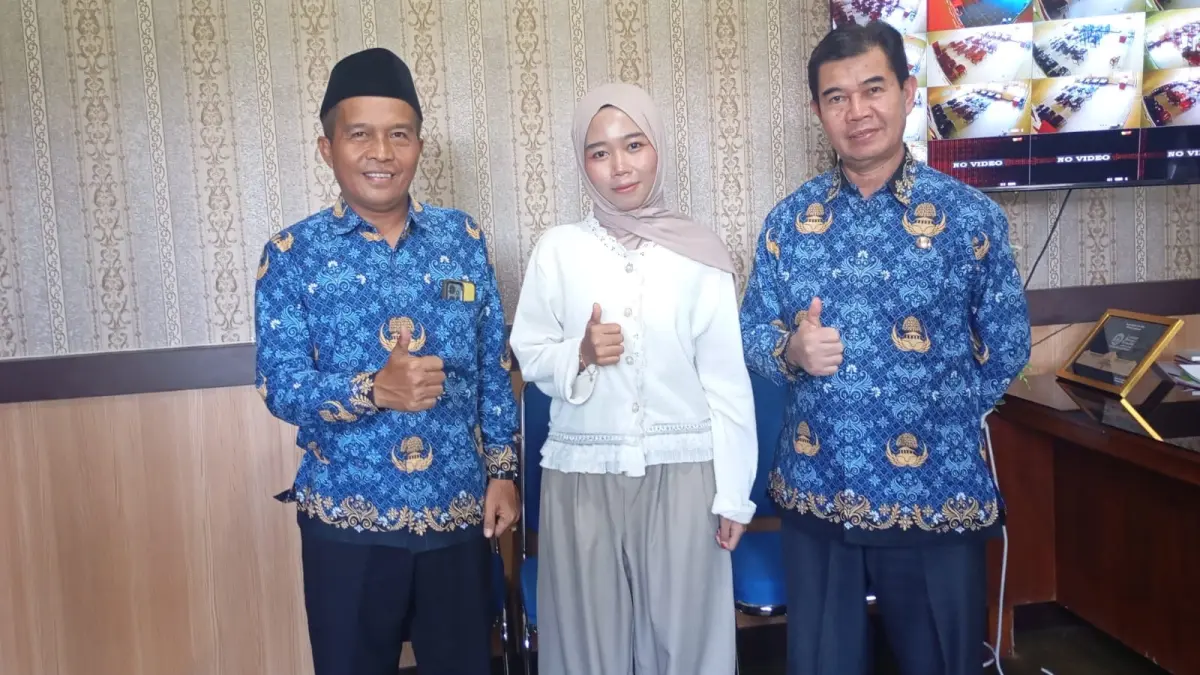 BERPRESTASI: Siswi MAN Lobar Aprilia Salsabila Putri (tengah) peraih beasiswa di President University foto bersama kepala madrasah dan wakil kepala madrasah, Jumat lalu (17/4).