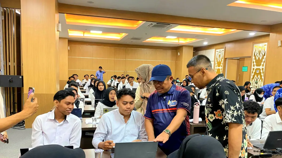 Bupati Lobar Lalu Ahmad Zaini didampingi Direktur RSUD Tripat dr. Suriyadi saat meninjau pelaksanaan seleksi, Minggu (19/4). (TONI/LOMBOK POST)