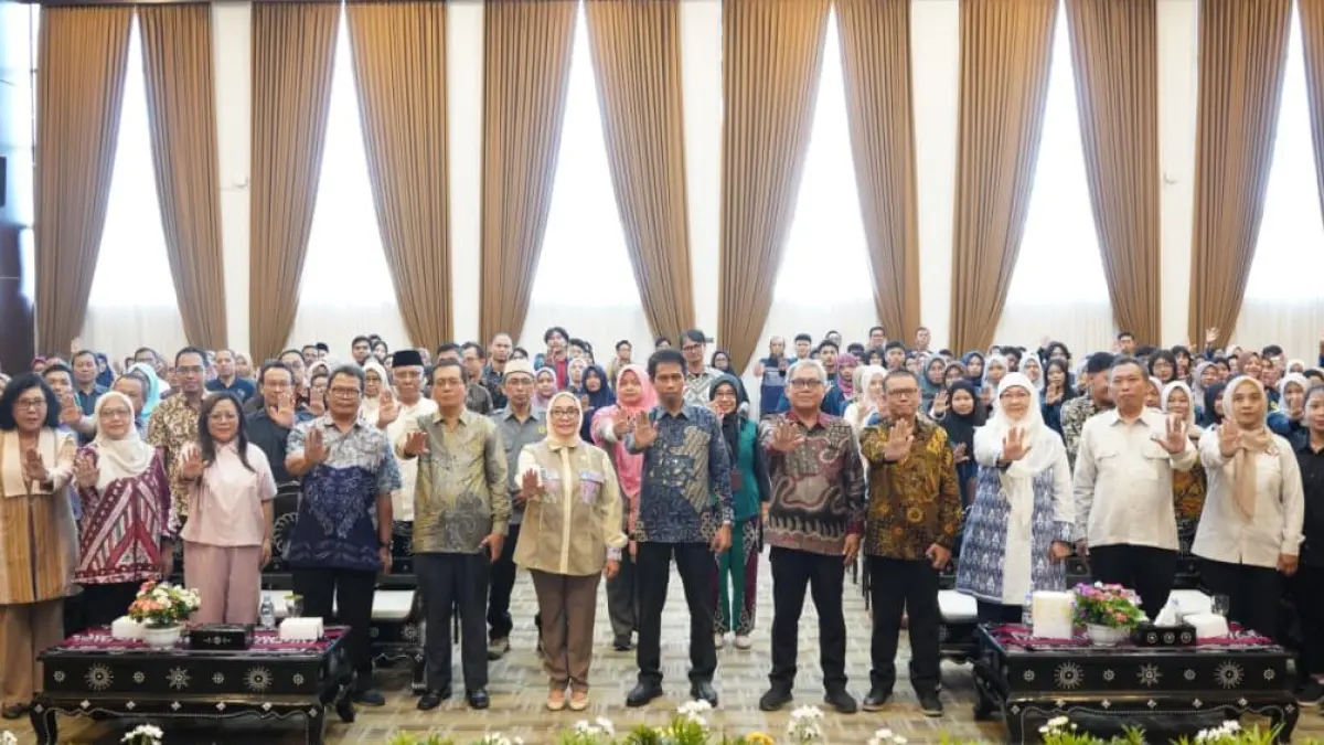 FOTO BERSAMA: Menteri PPPA Arifah Fauzi bersama Rektor Unram Prof. Dr. Sukardi dan Civitas Akademika foto bersama di sela-sela kunjungannya ke Unram, Sabtu (18/4). Menteri PPPA tekankan kampus aman dan responsif gender.