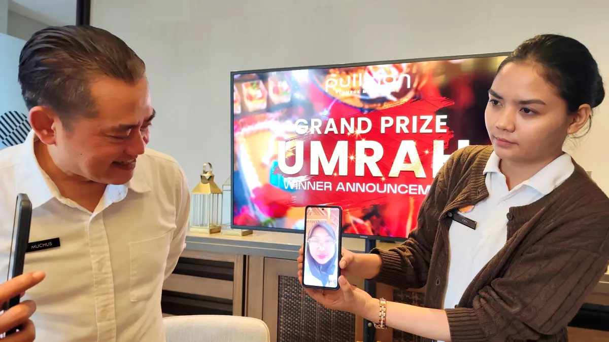 Hotel Manager Pullman Lombok Mandalika Beach Resort Muchlis (kiri) menghubungi Jovinta, mahasiswi cantik dari Mataram yang mendapatkan hadiah utama satu tiket ibadah umrah gratis saat promo Ramadan Iftar, Jumat (17/4). (Dewi/Lombok Post) 