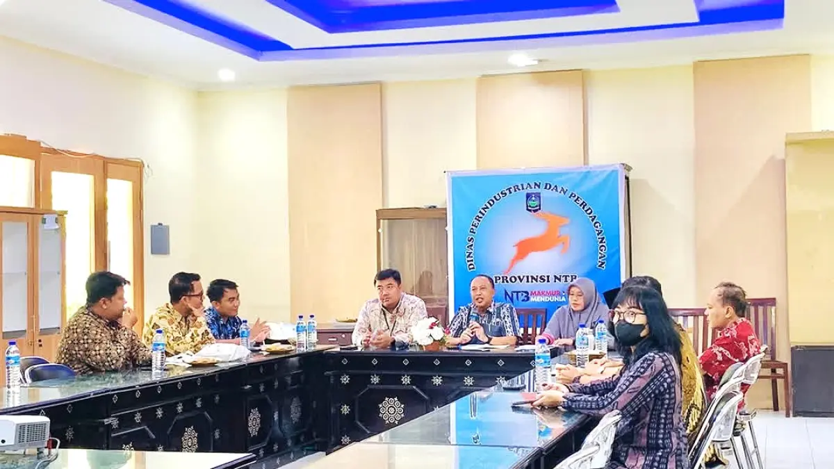 JAJAKI KERJA SAMA: Suasana audiensi dan penjajakan kerja sama Balai Diklat Industri (BDI) Denpasar di Disperindag NTB, Jumat (17/4). (IST/LOMBOK POST)