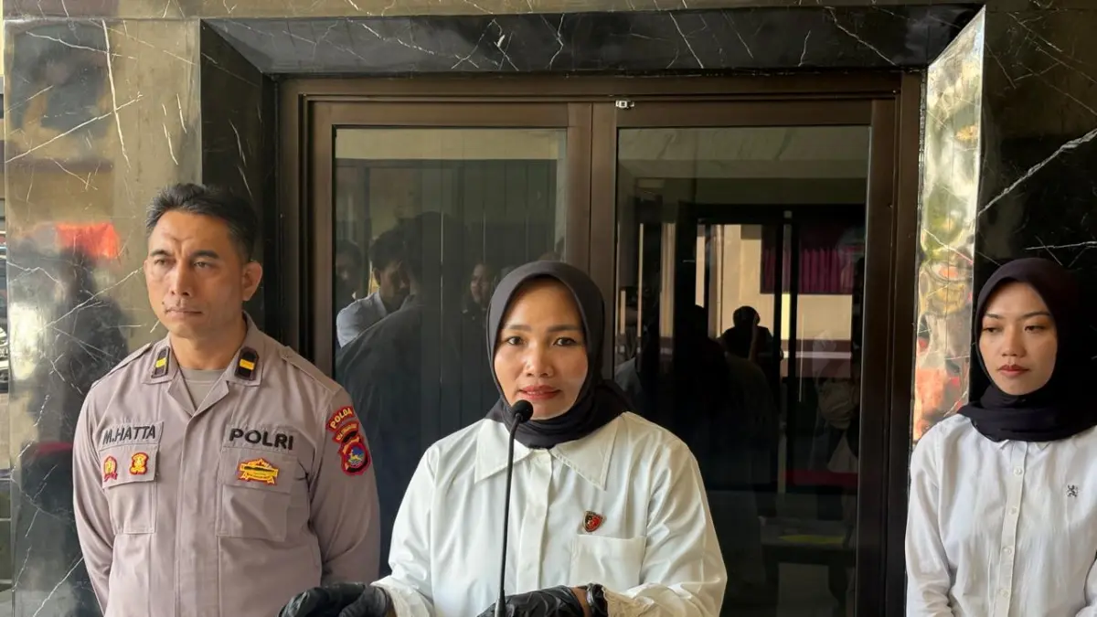 Kasubdit 2 PPAPPO Polda NTB Kompol Pratiwi Nofiani menyampaikan hasil Operasi Pekat Rinjani 2026 dalam konferensi pers di depan Gedung PPAPPO, Senin (20/4)