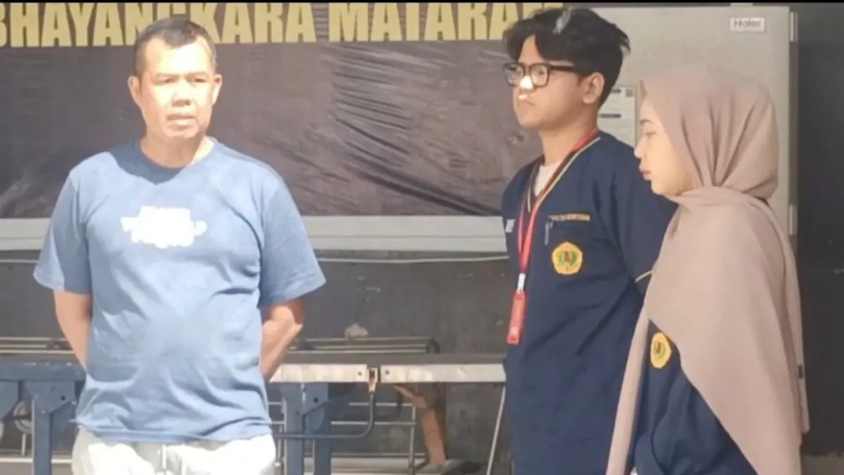 KASUS ANAH BUNUH AYAH: Tim forensik RS Bhayangkara Polda NTB keluar dari ruang otopsi, Minggu (19/4). (HARLI/LOMBOK POST)
