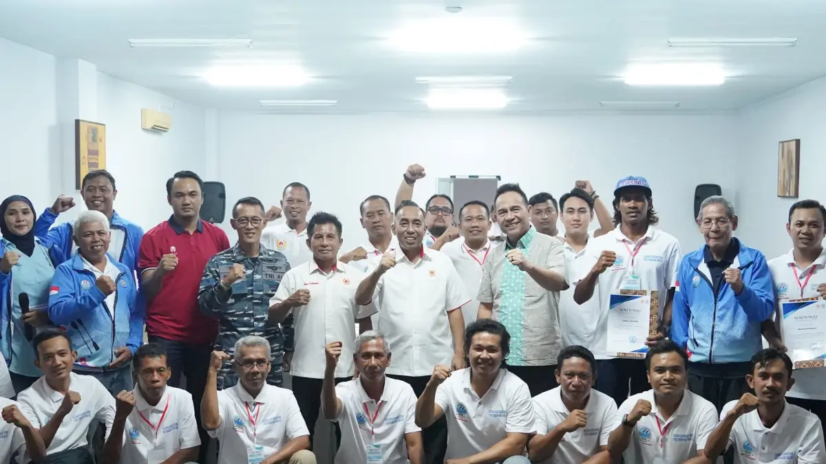 Ketua KONI NTB Mori Hanafi didampingi Ketua Pengprov PODSI NTB Eka Nugraha Abdi bersama peserta pelatihan pelatih dan wasit dayung NTB. (PUJO/LOMBOK POST)