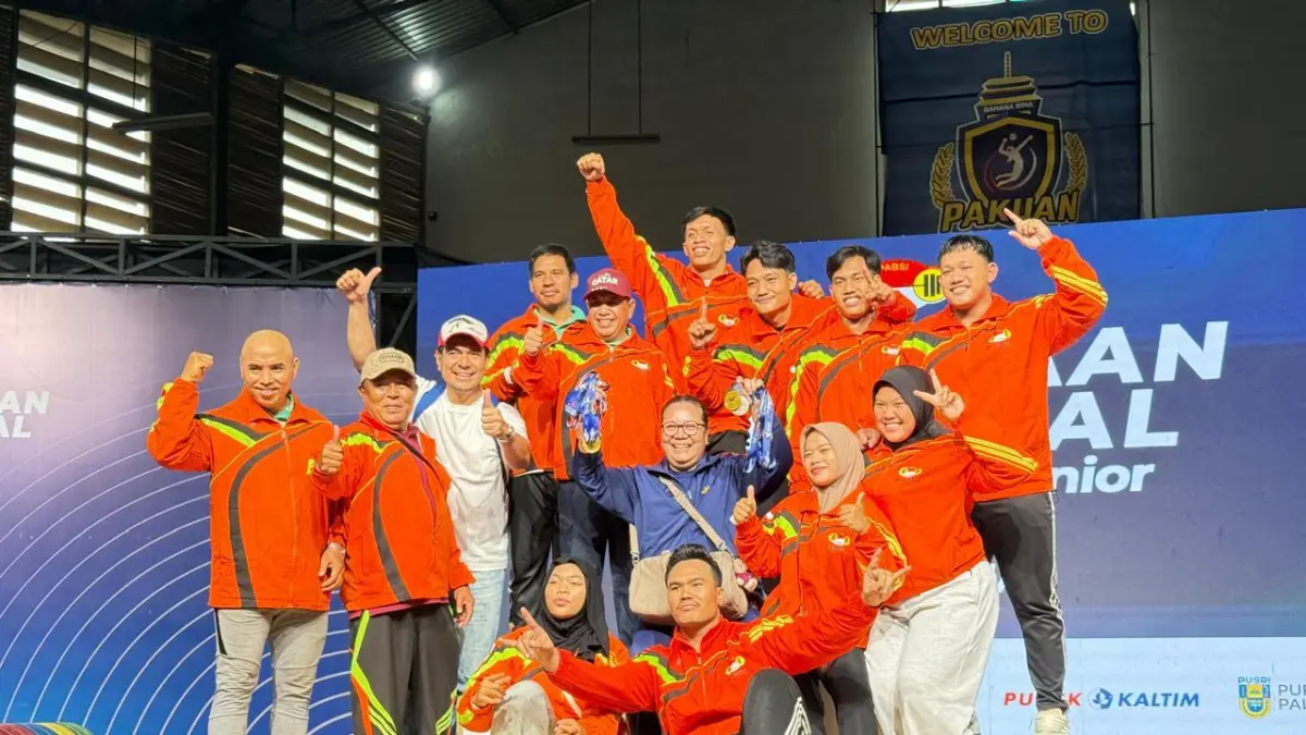 Ketua Pengprov PABSI NTB Karina de Vega bersama lifter NTB yang sukses meraih medali di Kejurnas Angkat Besi Senior 2026. (IST/LOMBOK POST)
