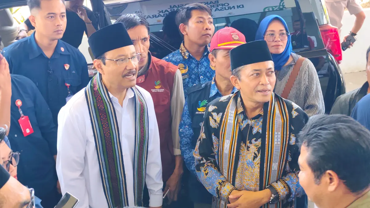 Mensos RI Gus Ipul (kiri) bersama Bupati Loteng Lalu Pathul Bahri saat meninjau kegiatan operasi katarak di RS Mandalika NTB, Pujut, Lombok Tengah. (Dewi/Lombok Post) 

