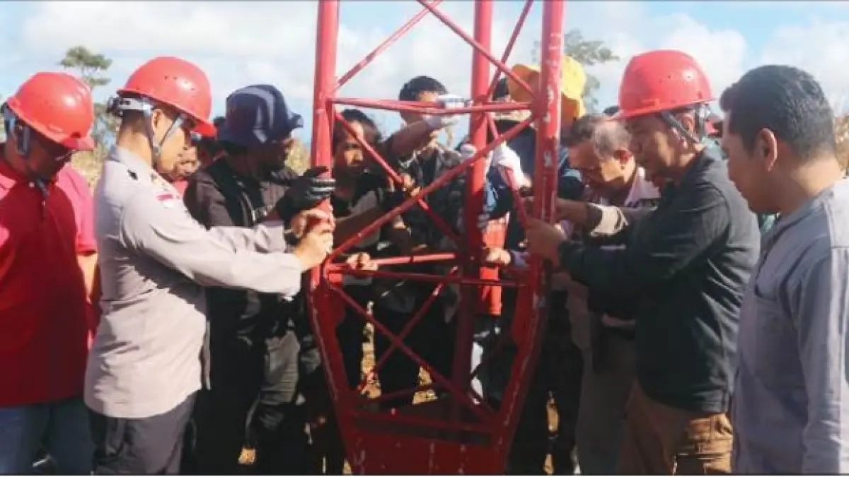 MULAI DIBANGUN: Pembangunan menara pengukuran angin (met mast) di Dusun Lendak Bare, Desa Buwun Mas, Sekotong Jumat (17/4) menjadi langkah awal pengembangan PLTB berkapasitas 60 MW di Lombok Barat.(TONI/LOMBOK POST)