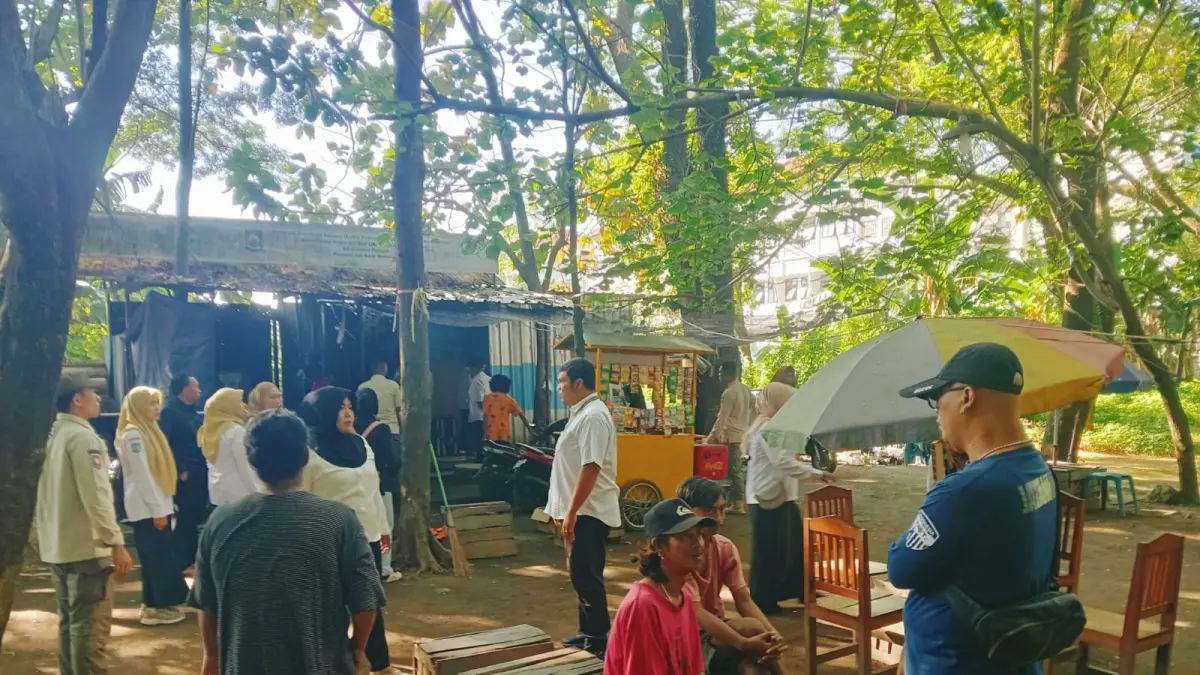 PENYELIDIKAN: Polisi turun ke lapak di wilayah Jalan Udayana yang diduga mempekerjakan anak di bawah umur, beberapa waktu lalu.&nbsp; (HARLI/LOMBOK POST)