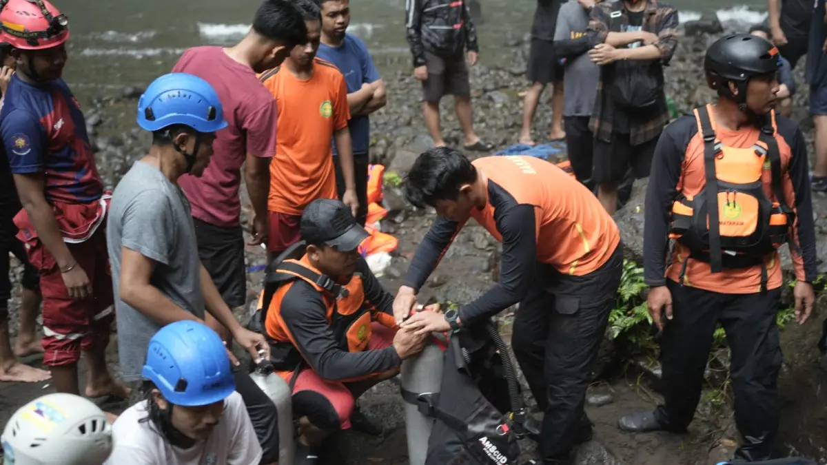 Petugas melakukan pencarian terhadap korban yang hilang di air terjun Tiu Bombong. Sampai saat ini korban belum ditemukan. (DOK BASARNAS)