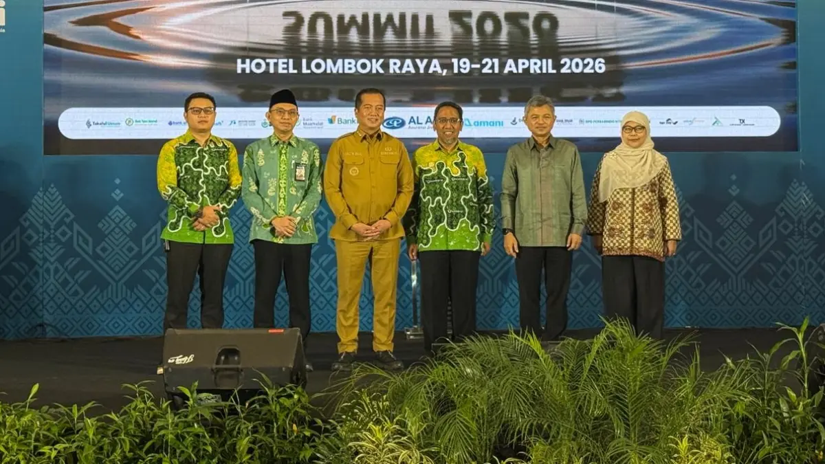 Foto bersama saat pembukaan Rakernas dan BPRS Summit 2026, dengan tema dari Lombok untuk Indonesia: Membangun Sinergi, Mendorong Inovasi, Memperkuat Ketahanan Industri BPR Syariah. Kegiatan ini berlangsung dari 19 – 21 April di Mataram, NTB. (YUYUN/LOMBOK POST)