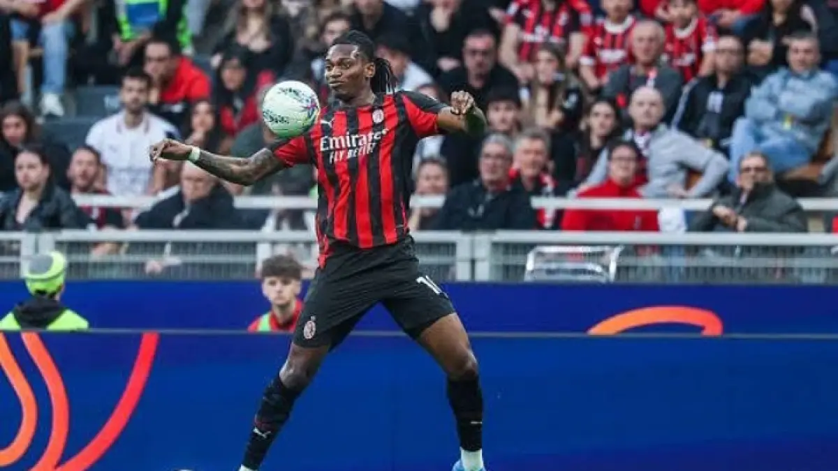 Rafael Leao, striker AC Milan memberi assist pada Adrien Rabiot dalam laga kontra Hellas Verona. (Istimewa) 
