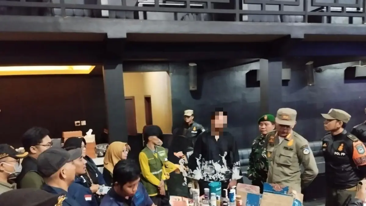 RAZIA: Tim gabungan menyita sejumlah miras yang dijual tanpa izin di tempat hiburan malam di wilayah Cakranegara, Sabtu malam (18/4). (POLRESTA MATARAM FOR LOMBOK POST)