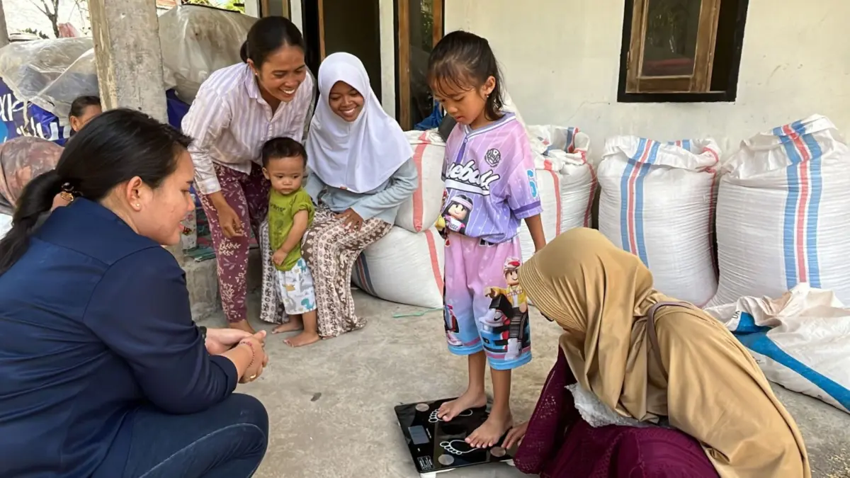 Sejumlah balita di Desa Rembitan mendapat intervensi stunting dari ITDC. Intervensi ini bersumber dari dana lelang MotoGP 2025. (ITDC for Lombok Post) 

