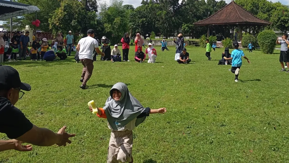 SINERGI PENDIDIKAN: Siswa TK IT Anak Sholeh bersama orang tuanya pada kegiatan fun games dalam rangkaian milad ke-26 sekolah di Taman Budaya Mataram, Sabtu (18/4).