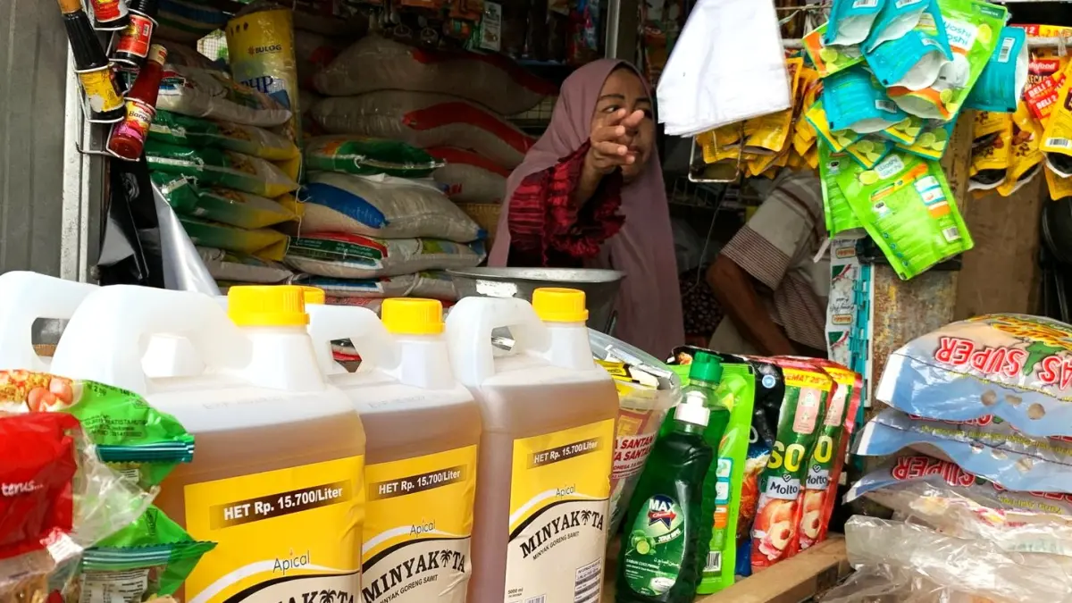 STOK AMAN: MinyaKita yang dijual di salah satu pasar yang ada di Kota Mataram, beberapa waktu lalu. (FERIAL/LOMBOK POST)