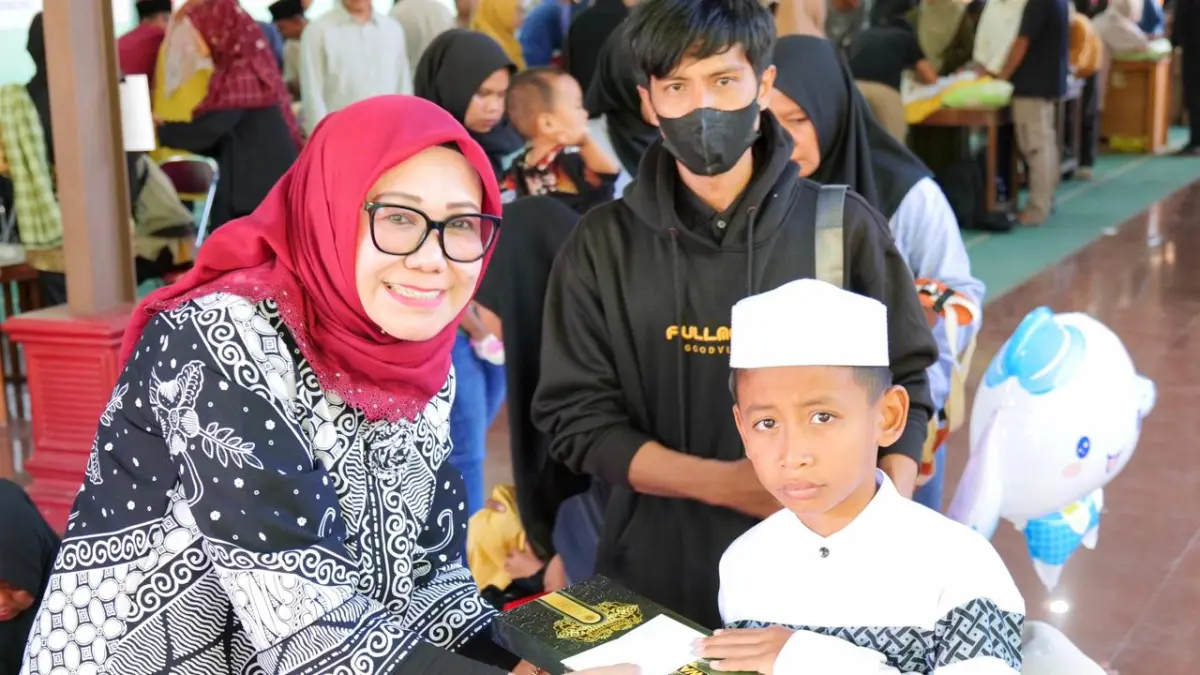 SUNATAN MASSAL: Wabup KSB Hanipah saat menyerahkan bingkisan dan santunan usai kegiatan khitanan massal. (FARUK/LOMBOK POST)