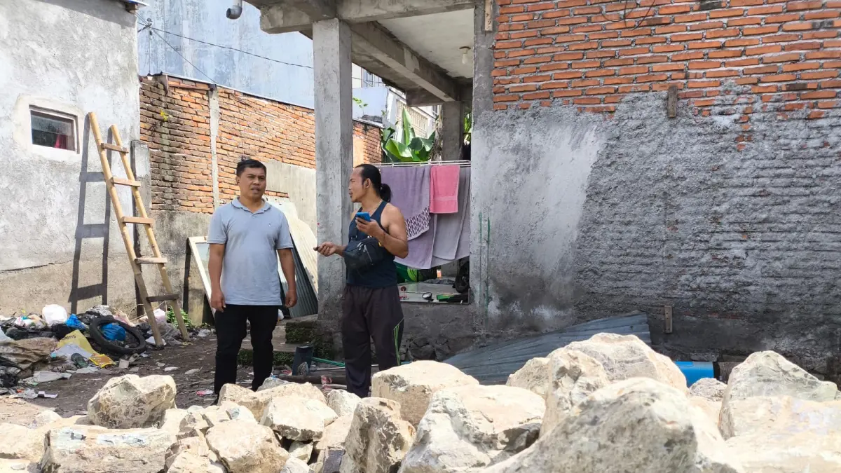 SYUKUR: Hanafi atau Bang Napi saat menemani Abd Rachman yang berkunjung ke rumahnya yang telah diratakan untuk direnovasi, Sabtu (18/4). 
