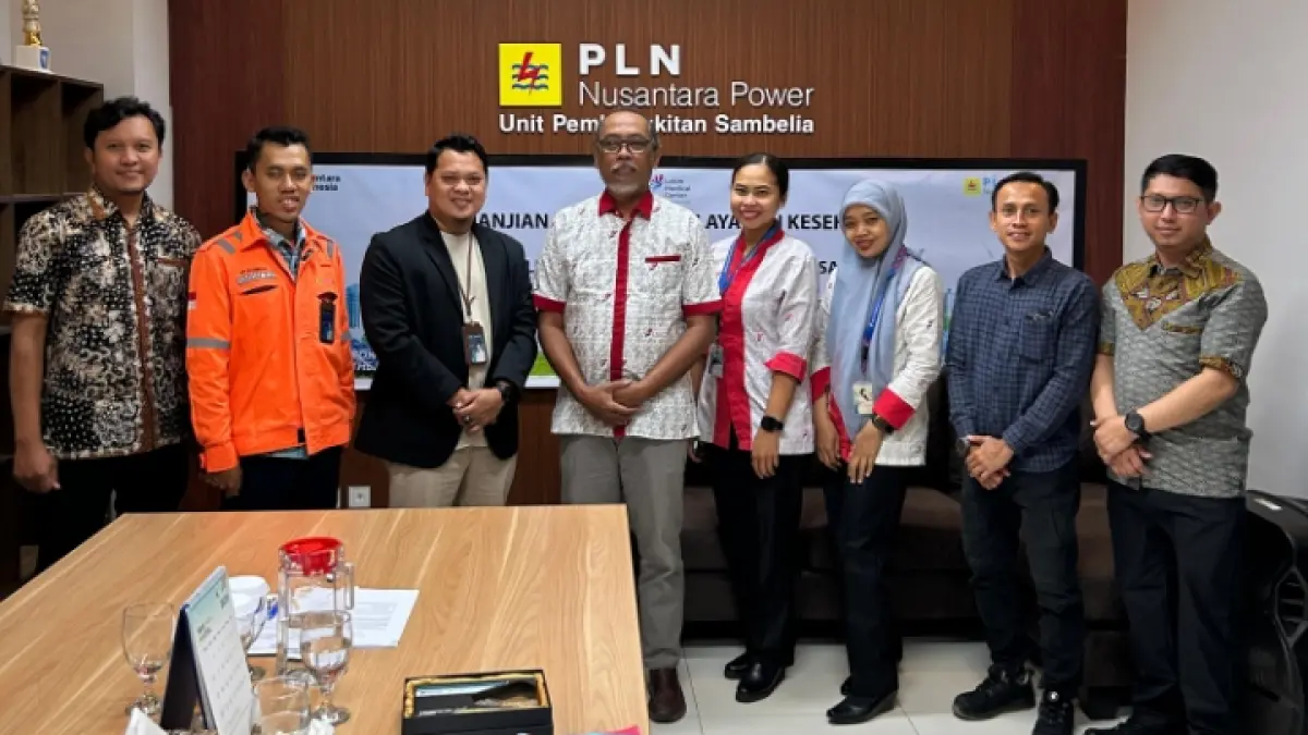 TEKEN MoU: Asisten Manager PLN Nusantara Power UP Sambelia M Dimas Mucharomi menandatangani kerja sama dengan Direktur RS LMC dr Karsito untuk menjamin keselamatan para pekerja. (PLN NP UNTUK LOMBOK POST)