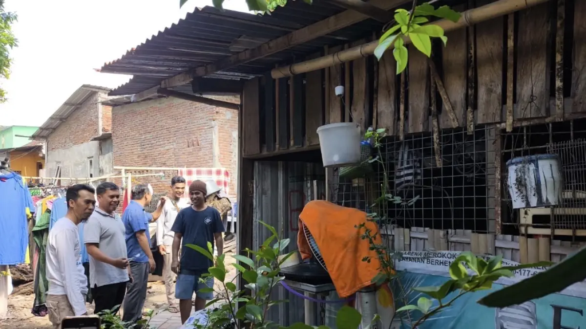 TINJAU LAPANGAN: Abd Rachman saat mengunjungi rumah Nusran di Babakan, sebelum dirobohkan, Sabtu (8/4). 