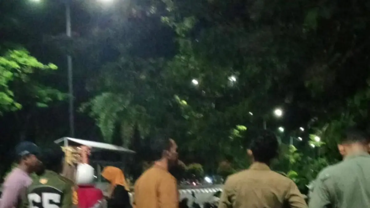TURUN LOKASI: Tim dari Satpol PP KSB saat turun ke lapangan usai mendapati laporan penyiraman kopi panas terhadap dua korban anak kecil di depan kantor Kesbangpoldagri. (IST/LOMBOK POST)