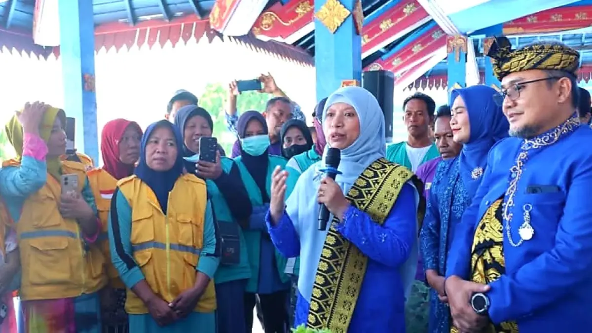 Wabup Lobar Nurul Adha mengajak petugas kebersihan memotong tumpeng saat perayaan HUT ke-68 Lombok Barat. (PROKOPIM LOBAR)