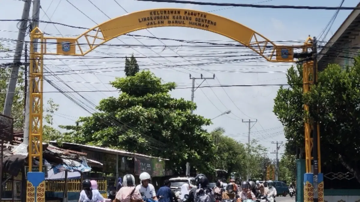 WAJAH LINGKUNGAN: Salah satu gapura yang dipasang di Lingkungan Karang Genteng Kota Mataram oleh Dinas PUPR Kota Mataram, belum lama ini.  
