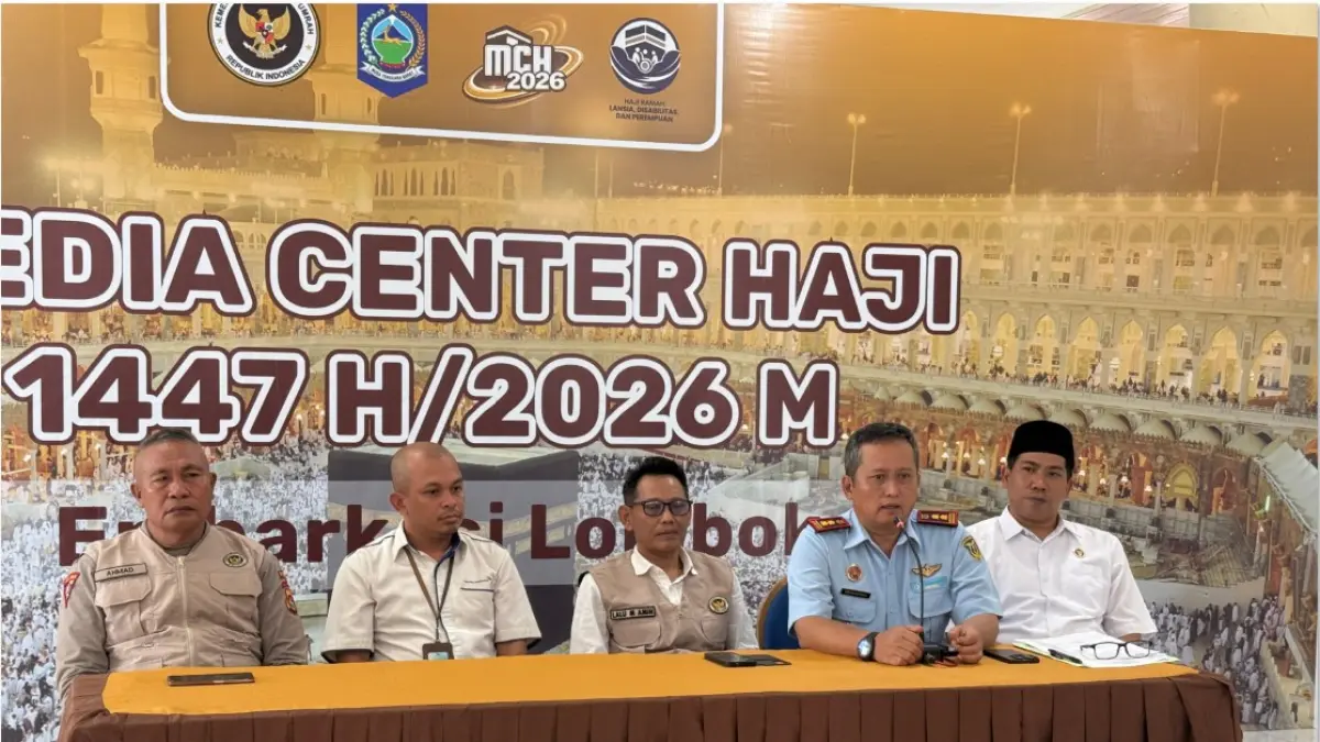 JELASKAN: Kepala BKK Mataram Herman Nugraha (dua dari kanan), bersama Kepala Kanwil Kemenhaj NTB Lalu Muhammad Amin (tengah), serta stakeholder lainnya saat memberikan keterangan kepada media terkait persiapan penyelenggaraan Haji tahun 2026 di UPT Asrama Haji Embarkasi Lombok, Senin (20/4). (YUYUN/LOMBOK POST)