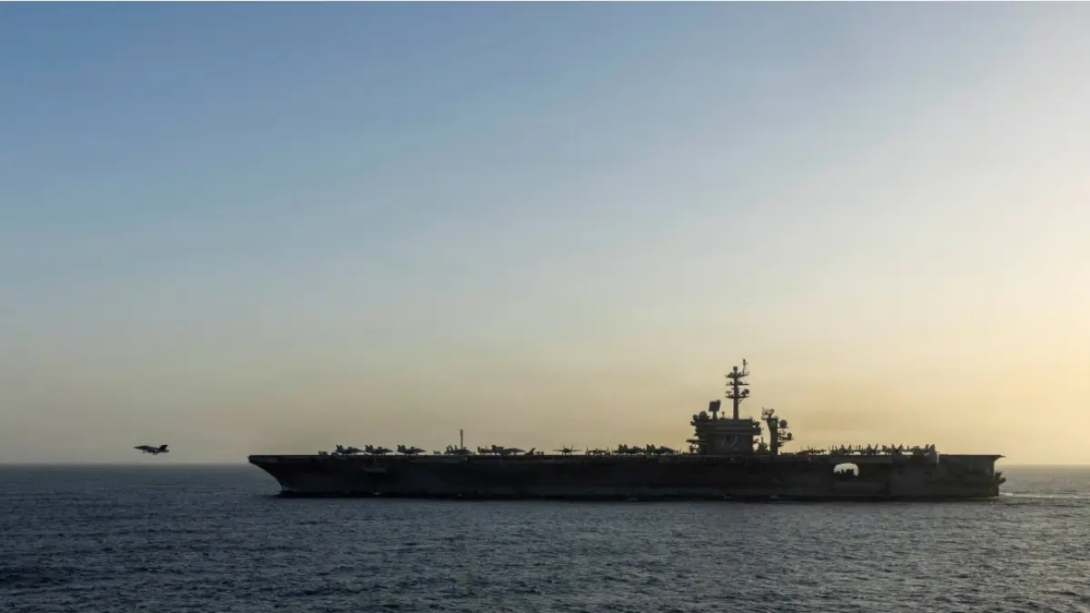 KIAN PANAS: Kapal perang AS USS Abraham Lincoln melakukan operasi blokade di Laut Arab pada Kamis (16/4). Akibat kebijakan Presiden AS Donald Trump ini peluang damai dengan Iran terancam. Terlebih setelah kapal kargo berbendera Iran disita oleh AS. (AFP)
