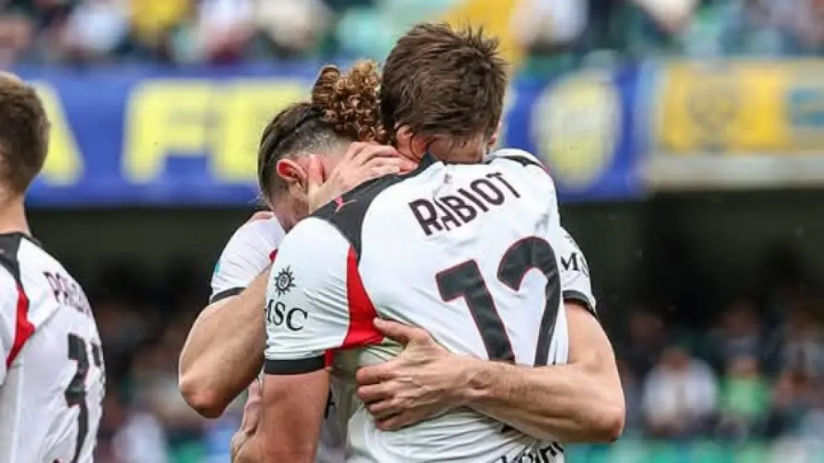 Adrien Rabiot, gelandang AC Milan yang kerap tampil baik, dipeluk rekan setimnya. (Istimewa) 