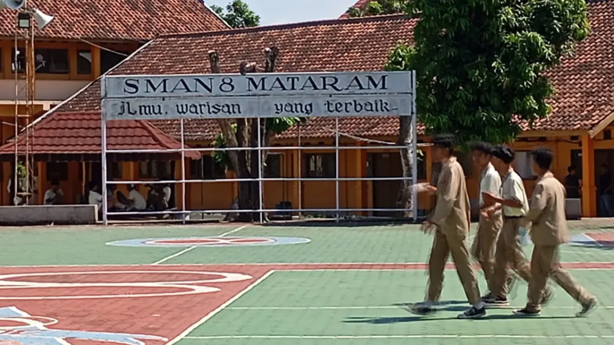 ASRI: Siswa SMAN 8 Mataram berjalan di halaman sekolah setempat, pekan lalu. SMAVOC SMAN 8 Mataram kembali digelar Mei mendatang.

