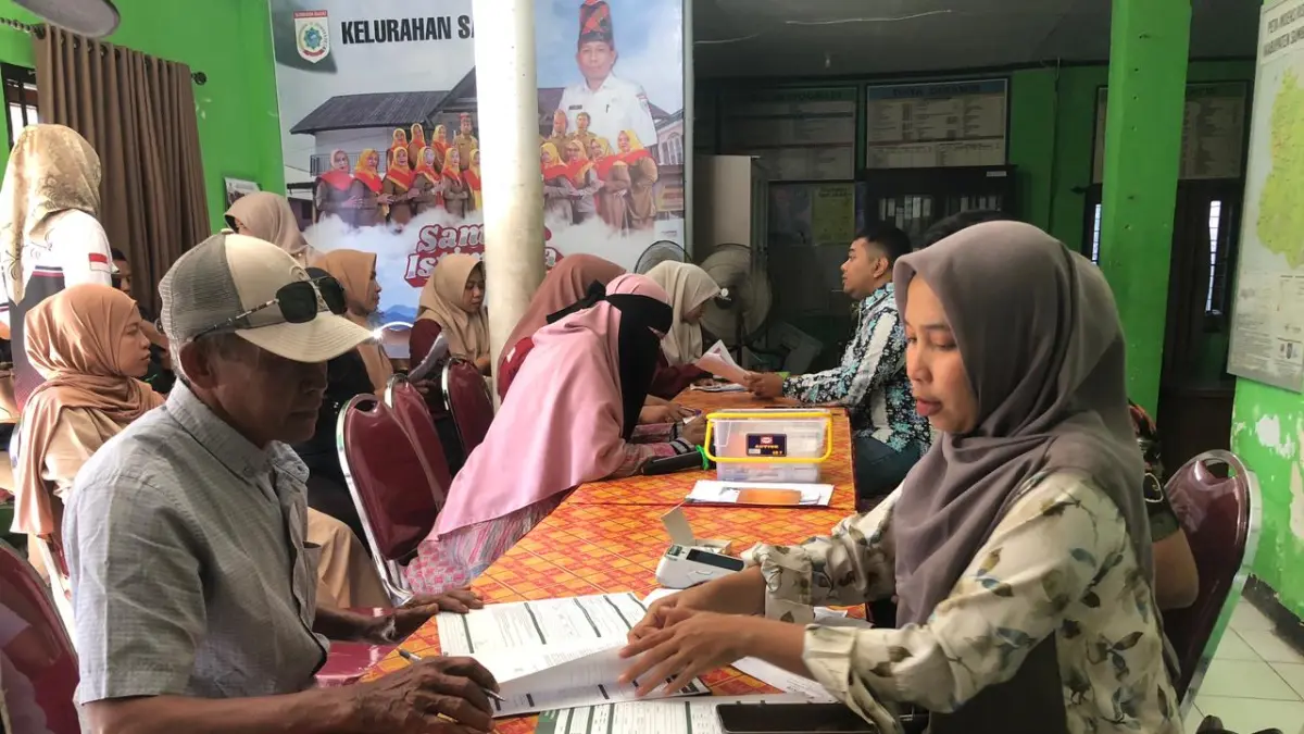 BAGIKAN: Tim dari Pemda KSB saat melakukan pendistribusian kartu Sumbawa Barat maju, Senin (20/4). (IST/LOMBOK POST)