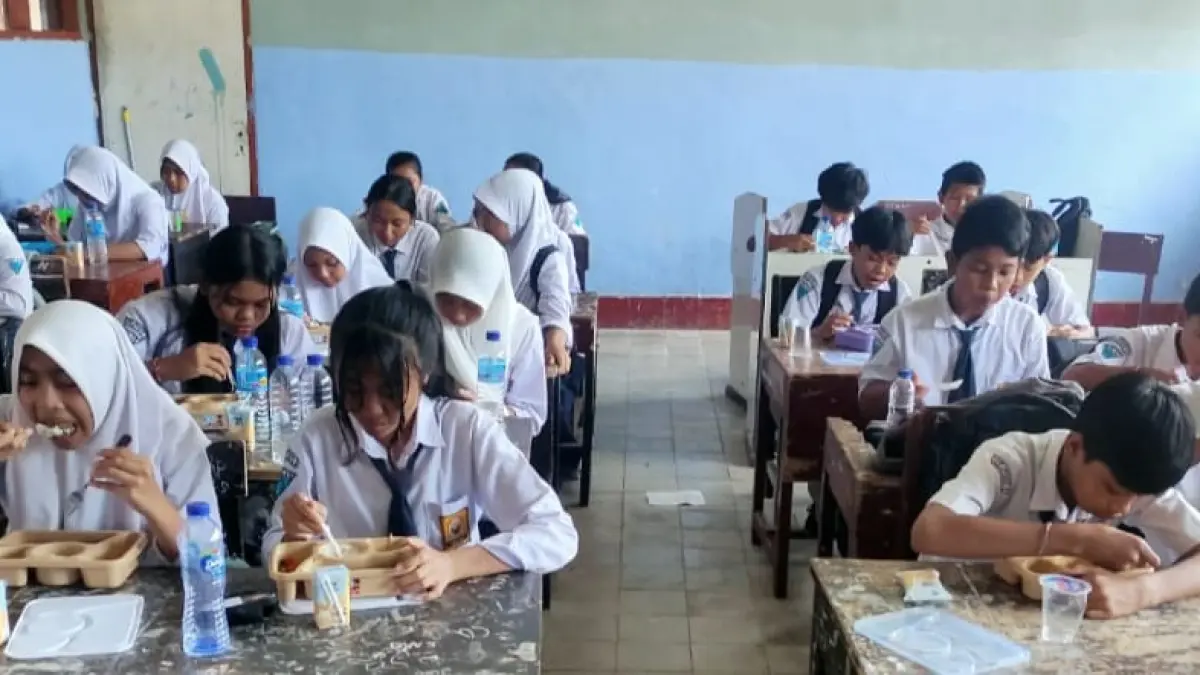 BERGIZI DAN HIGIENIS: Para siswa kelas VIII SMPN 1 Gerung, Lombok Barat, sedang mengonsumsi menu MBG beberapa waktu lalu. MBG menjadi program pemerintah paling populer dan paling dirasakan manfaatnya. (DOK/LOMBOK POST)