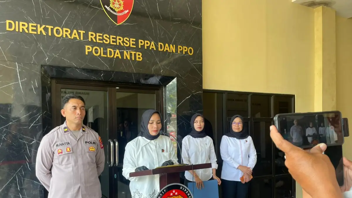 BERIKAN KETERANGAN: Kasubdit II Direktorat PPA-PPO Polda NTB Kompol Pratiwi Nofiani memberikan keterangan terkait pengungkapan kasus prostitusi online di Mapolda NTB, kemarin (20/4). (HARLI/LOMBOK POST)