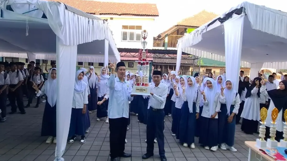 BERPRESTASI: Kepala MTsN 2 Lobar Abdul Azis Faradi menunjukkan piala yang diraih siswa pada Lomba Paskibra NTB di madrasah setempat, pekan lalu.