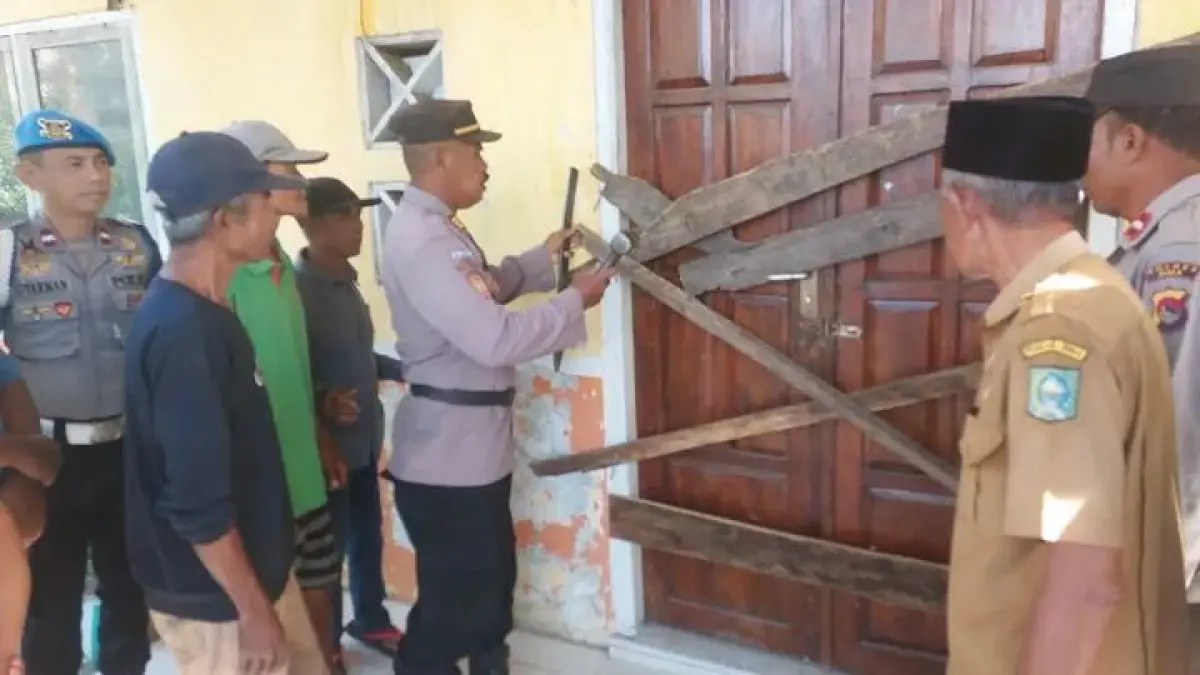 DIBUKA: Kapolsek Bolo AKP Nurdin membuka segel kantor Desa Rasabou, Bima, Senin (20/4). (Dok Polsek Bolo)