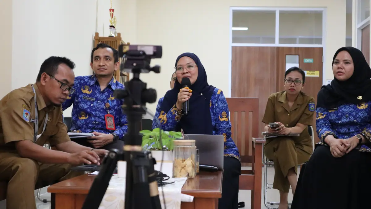Direktur Rumah Sakit Mandalika dr Oxy Cahyowahyuni menyampaikan perkembangan layanan rumah sakit secara hybrid di hadapan Wamenkes Dante Saksono Harbuwono, Senin (20/4).