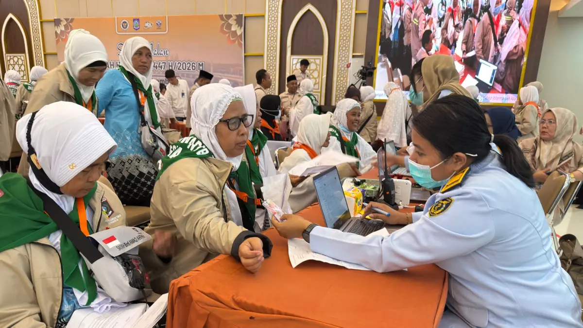 JCH Kloter 1 asal Lombok Timur saat menjalani pemeriksaan kesehatan lanjutan, di UPT Asrama Haji Embarkasi Lombok, Selasa (21/4). (YUYUN/LOMBOK POST).