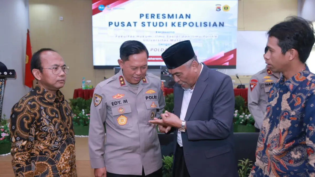 Kapolda NTB Irjen Pol. Edy Murbowo (dua kiri) berbincang dengan Rektor Unram Prof. Sukardi (kanan) dan para akademisi pada peresmian Pusat Studi Kepolisian. (Istimewa) 