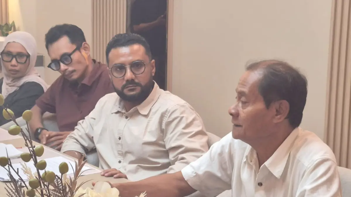 KECEWA: M Nasahar (kanan) didampingi kuasa hukumnya memberikan keterangan pers, Senin (20/4). (HABIBUL ADNAN/LOMBOK POST)