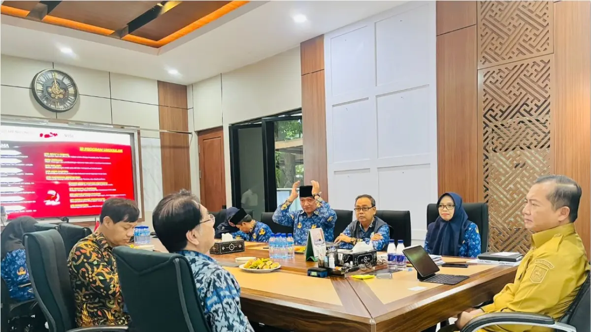 KERJA SAMA: Gubernur NTB Lalu Muhamad Iqbal dan Konjen Jepang Miyakawa Katsutoshi saat pertemuan di ruang kerja Kantor Gubernur, Senin (20/4). (DISKOMINFOTIK NTB/LOMBOK POST)