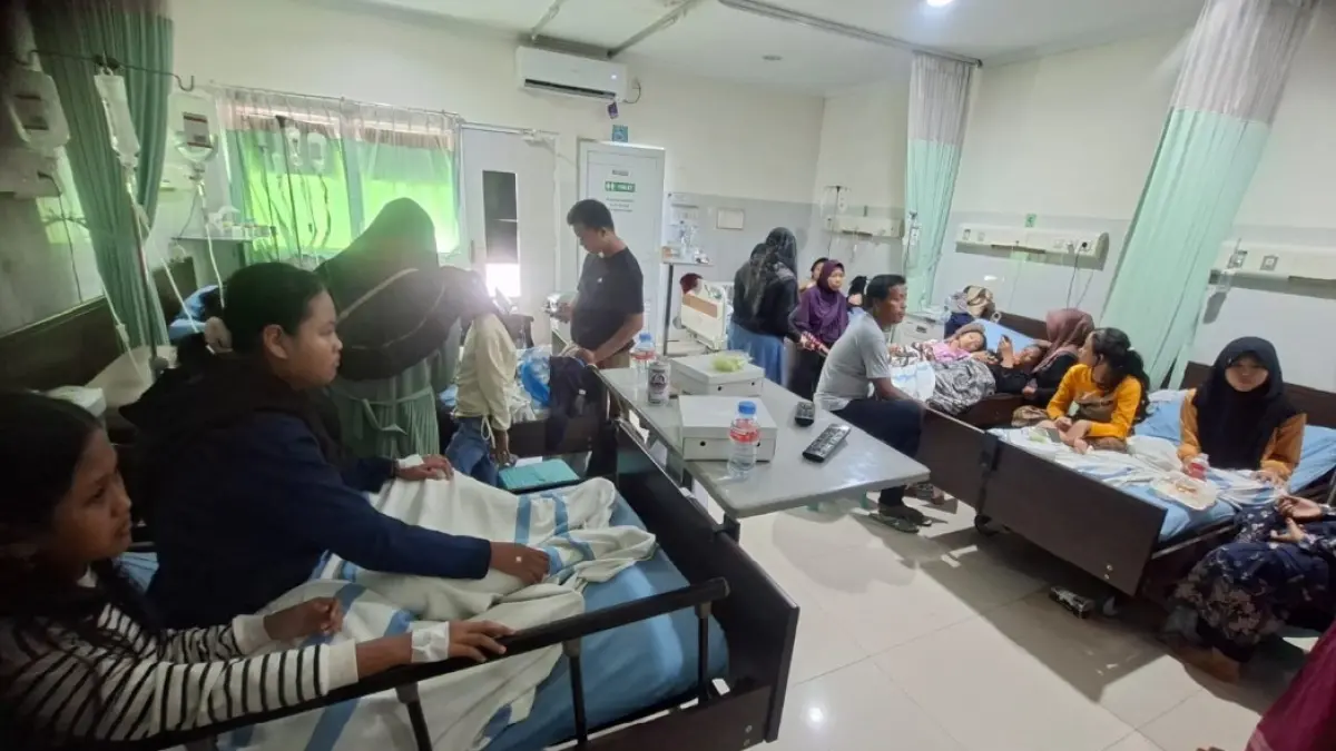 KESEHATAN DIPANTAU: Para santri korban keracunan menjalani perawatan di RS Getas Pendowo, Gubug, Purwodadi. Sebagian korban lainnya menjalani rawat jalan. (JAWA POS)