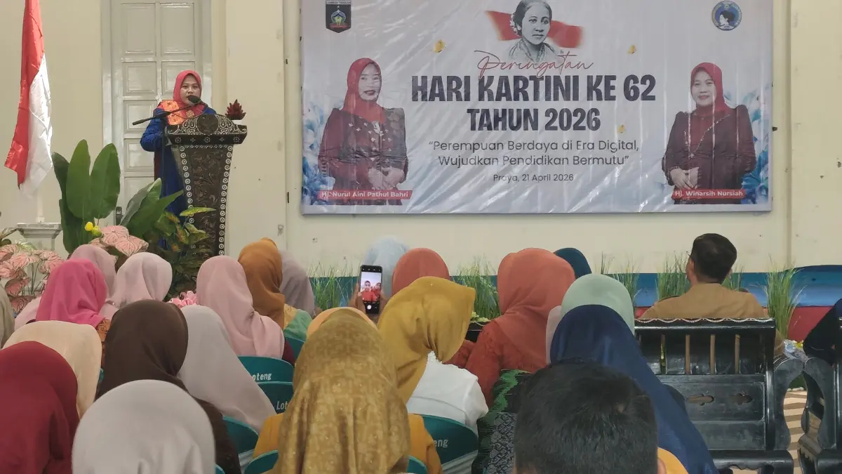 Ketua GOW Lombok Tengah Winarsih Nursiah (podium) menekankan peringatan Hari Kartini sebagai momentum refleksi perempuan dalam pembangunan daerah, di pendopo bupati, Praya, Selasa (21/4).
